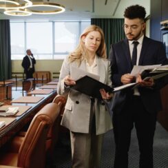 Profesionales revisando documentación empresarial